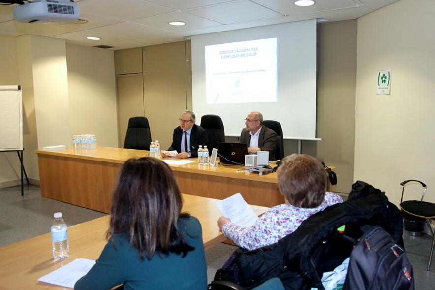 Inauguración Jornadas de Accesibilidad al Medio Físico - Imagen una persona dirigiéndose al público asistente. 