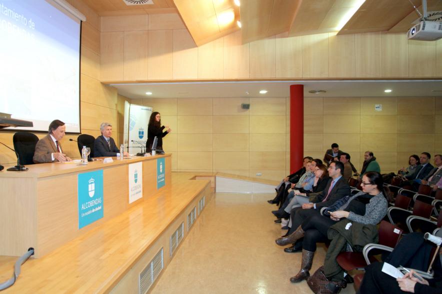 III Jornadas de Accesibilidad Universal a Parques y Jardines Públicos - Imagen del alcalde García de Vinuesa y dos participantes en la mesa dando una charla a los asistentes. 