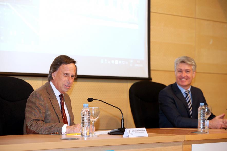 III Jornadas de Accesibilidad Universal a Parques y Jardines Públicos - Imagen del alcalde García de Vinuesa y uno de los participantes en la mesa.