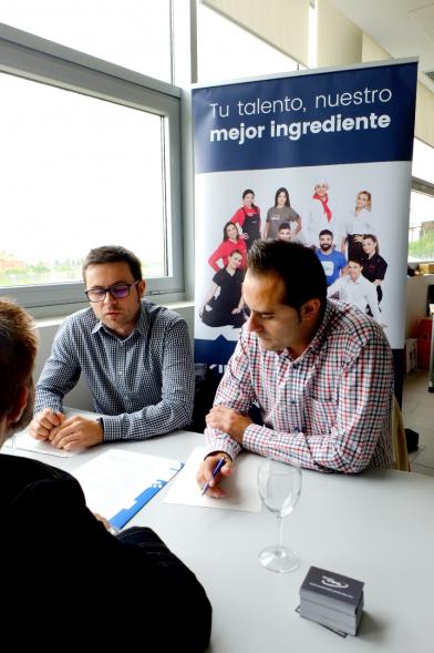 Jordanas de Empleo 2018 -  Imagen de dos participantes en las jornadas.