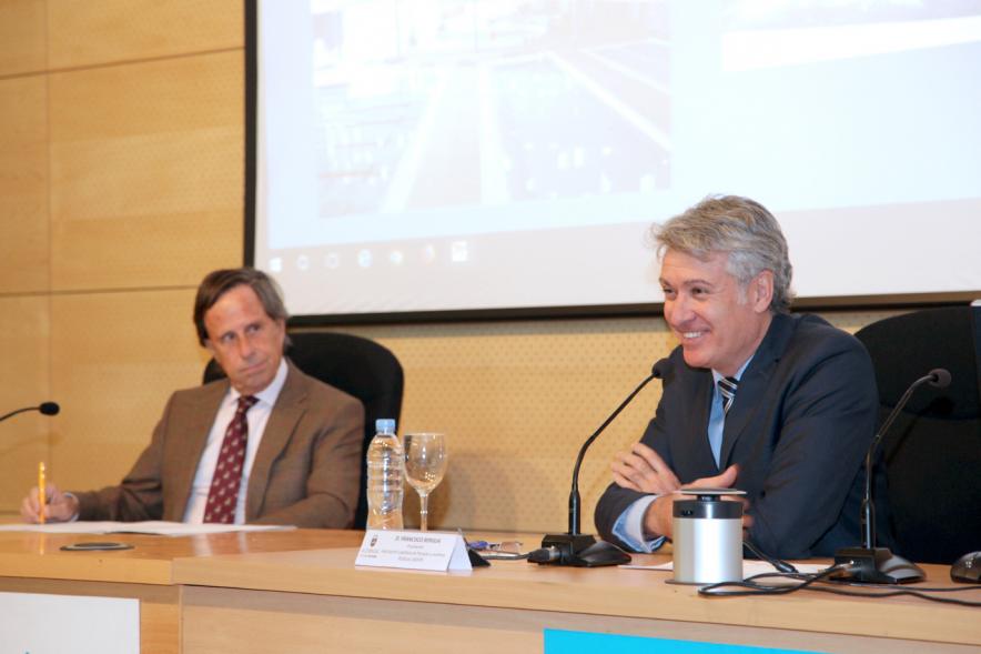 III Jornadas de Accesibilidad Universal a Parques y Jardines Públicos - Imagen primer plano del alcalde García de Vinuesa y de uno de los participantes como ponente en las jornadas.