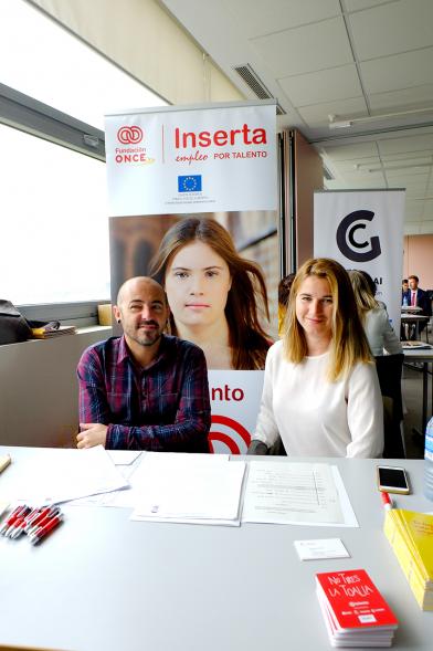 Jordanas de Empleo 2018 - Imagen de dos participantes junto al cartel.