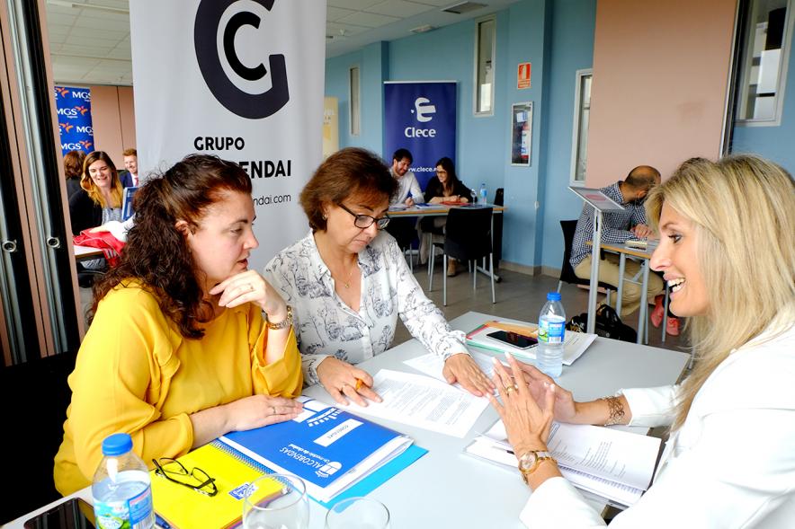 Jordanas de Empleo 2018 - Imagen de  una informadora con dos participantes.