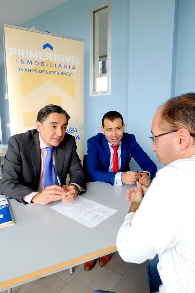 Jordanas de Empleo 2018 - Imagen de una mesa informativa con los participantes.