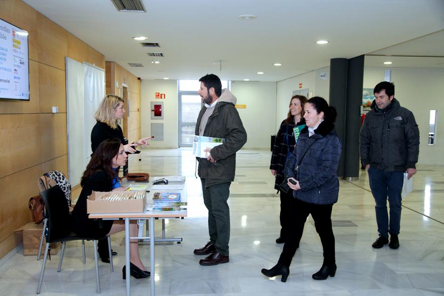 III Jornadas de Accesibilidad Universal a Parques y Jardines Públicos - Imagen de mesa a la entrada donde se dan folletos sobre la charla que tendrá lugar.