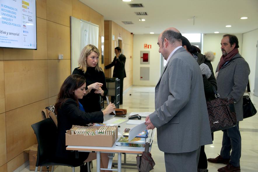 III Jornadas de Accesibilidad Universal a Parques y Jardines Públicos - Imagen de mesa a la entrada donde se dan folletos sobre la charla que tendrá lugar.