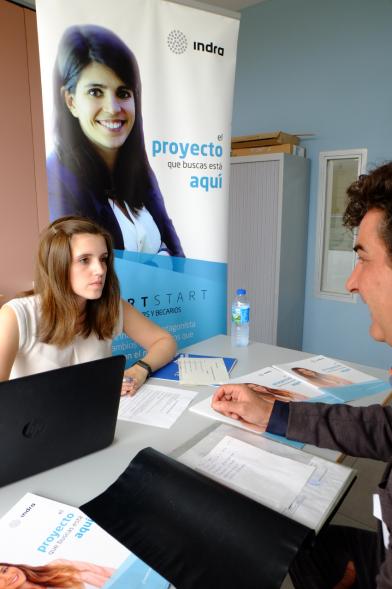 Jordanas de Empleo 2018 - Imagen de  una informadora con dos participantes.