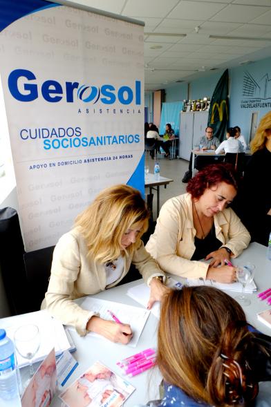 Jordanas de Empleo 2018 - Imagen de  una informadora con dos participantes.