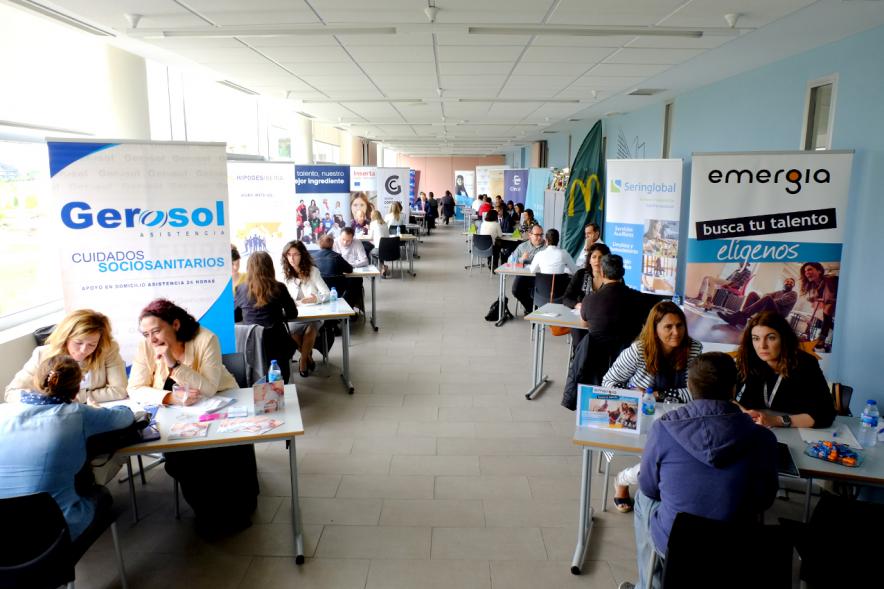 Jordanas de Empleo 2018 - Panorámica de la sala con las empresas y participantes.
