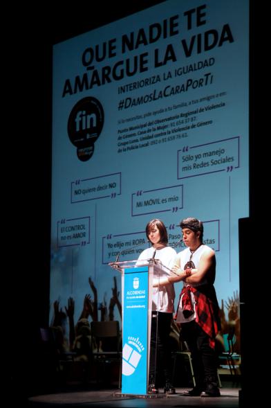 VI Jornadas Alcobendas por un Futuro sin Violencia - Jóvenes leen el discurso.
