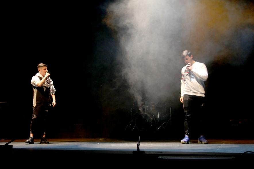 IX Jornadas Alcobendas por un Futuro sin Violencia - Imagen de dos alumnos actuando,  hay humo en el escenario.