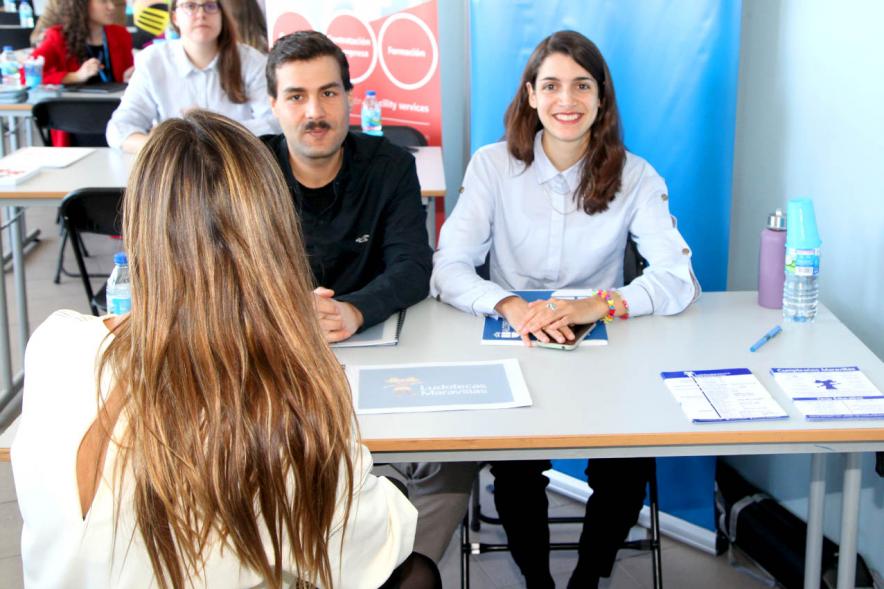 Entrevistadores y candidato en la Jornada de Empleo. 2019