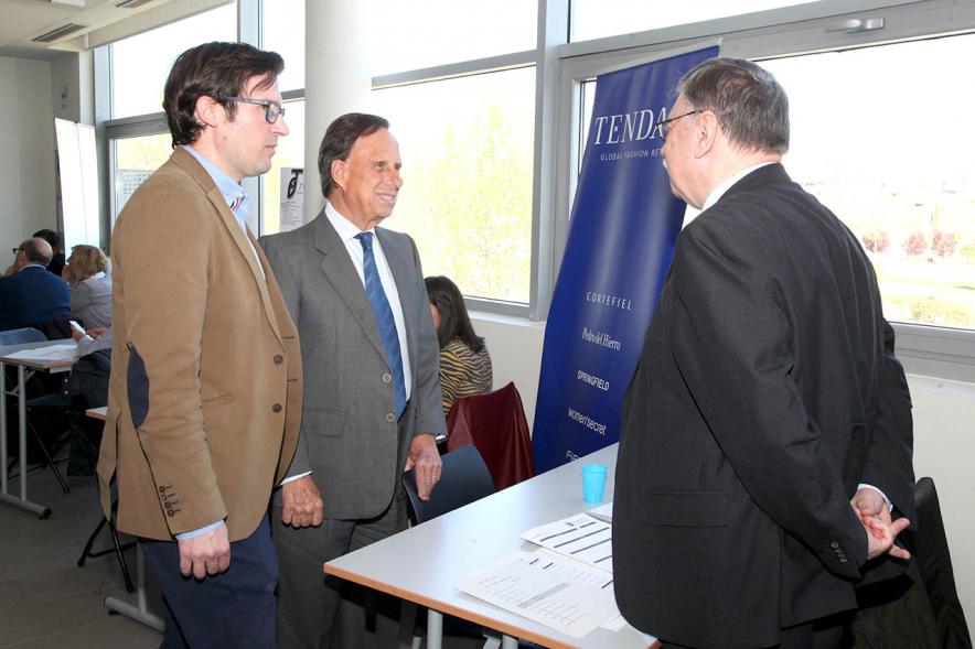 Alcalde Ignacio de Vinuesa y concejal Agustín Martin saludando a entrevistador– 2019