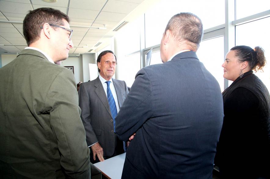 Alcalde Ignacio de Vinuesa y concejal Agustín Martin saludando a entrevistadores  – 2019
