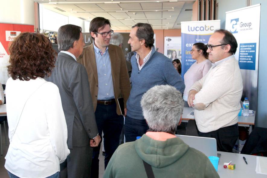 Alcalde Ignacio de Vinuesa y concejal Agustín Martin saludando a candidatas – 2019