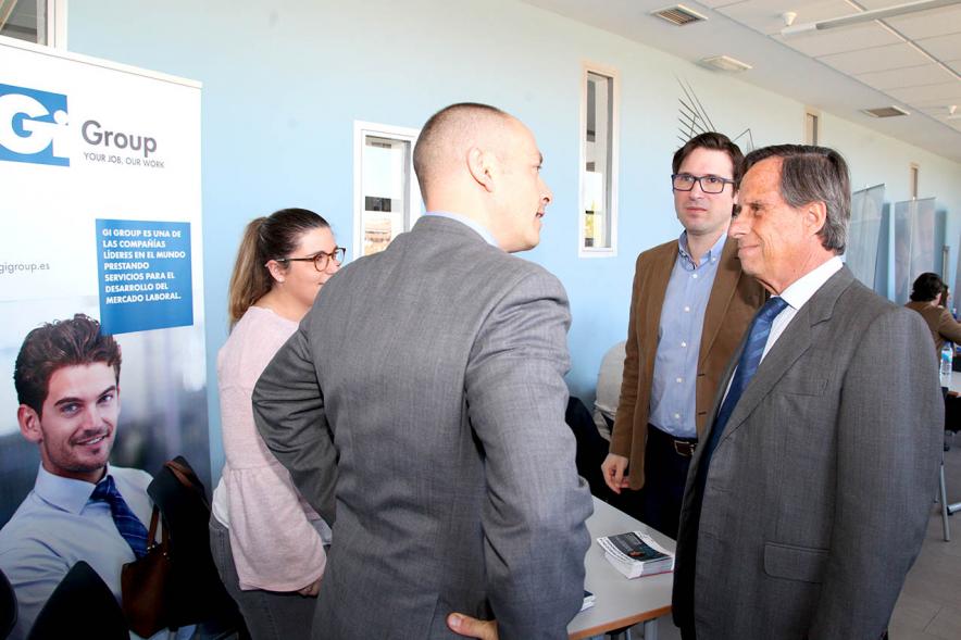 Alcalde Ignacio de Vinuesa y concejal Agustín Martin saludando a candidatas – 2019