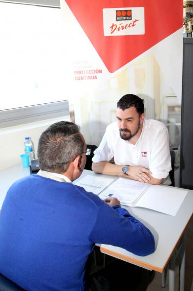 Entrevistadores y candidato en la Jornada de Empleo. 2019