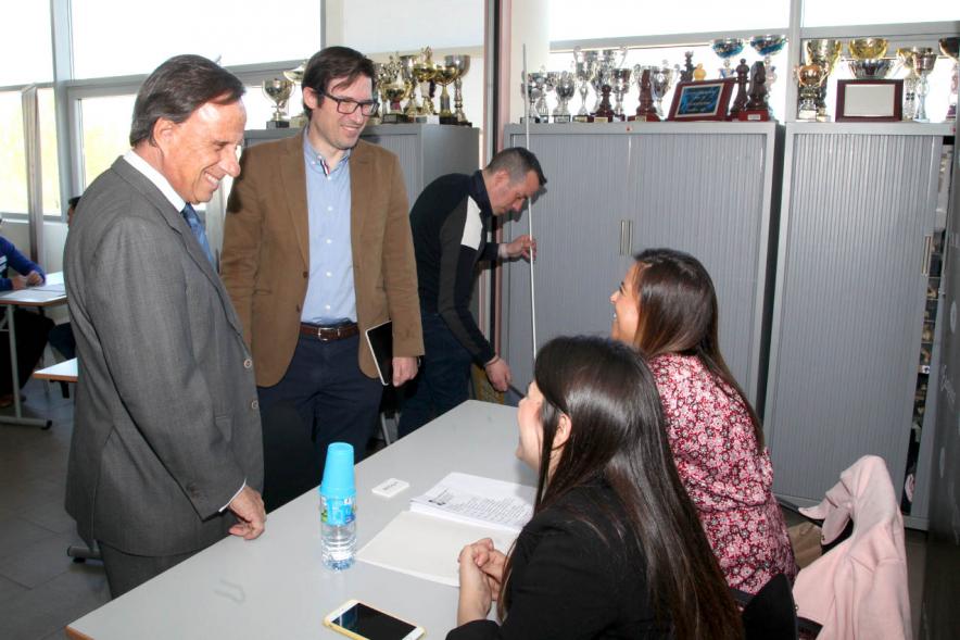 Alcalde Ignacio de Vinuesa y concejal Agustín Martin saludando a candidatas – 2019