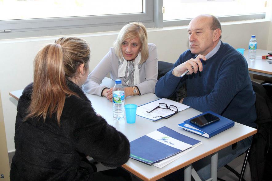 Entrevistadores y candidato en la Jornada de Empleo. 2019