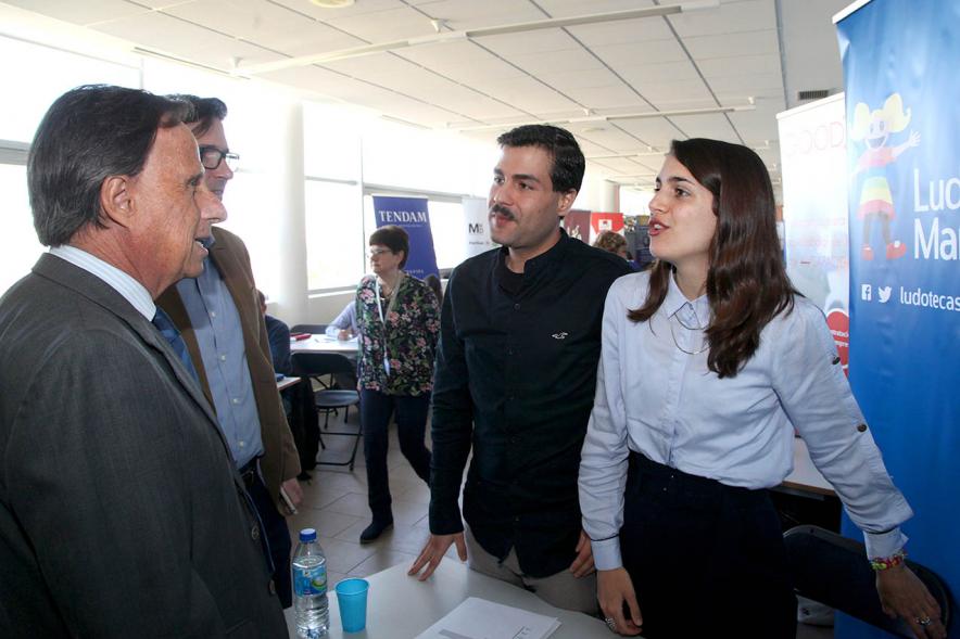 Alcalde Ignacio de Vinuesa y concejal Agustín Martin saludando a  entrevistadores 2019