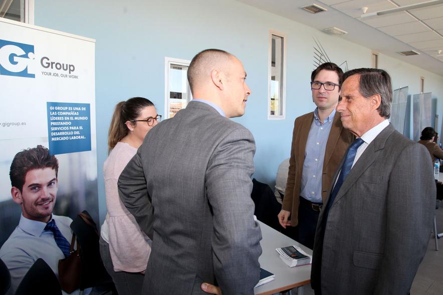 Alcalde Ignacio de Vinuesa y concejal Agustín Martin saludando a candidatas – 2019