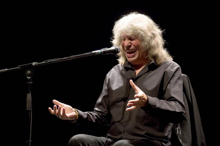 Primer plano del artista durante actuación.  Concierto de José Mercé -2020.  