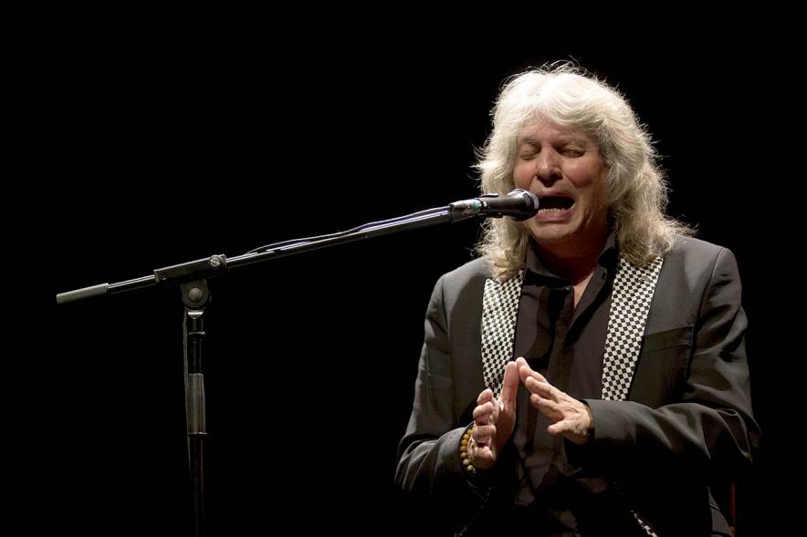 Primer plano del artista durante actuación.  Concierto de José Mercé -2020.  