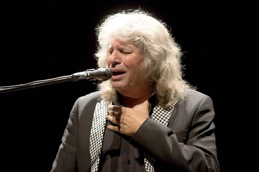 Primer plano del artista durante su actuación. Concierto de José Mercé - 2020