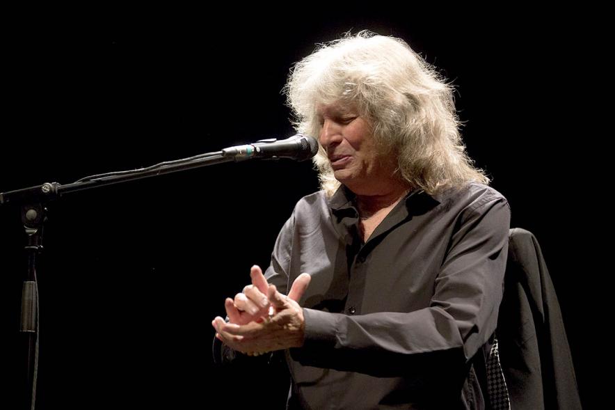 Primer plano del artista durante actuación.  Concierto de José Mercé -2020.  