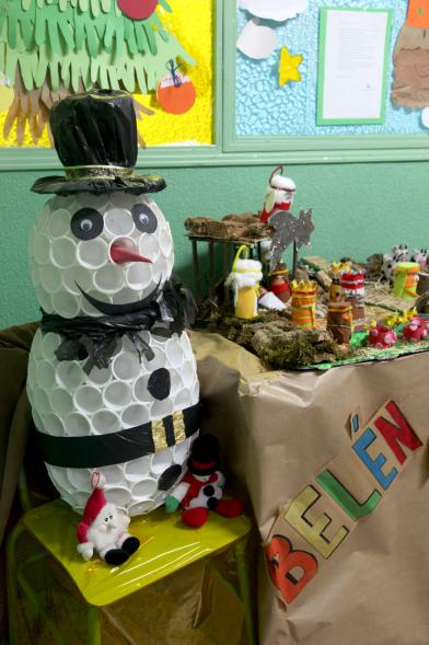Muñeco de nieve elaborado con vasos de plástico