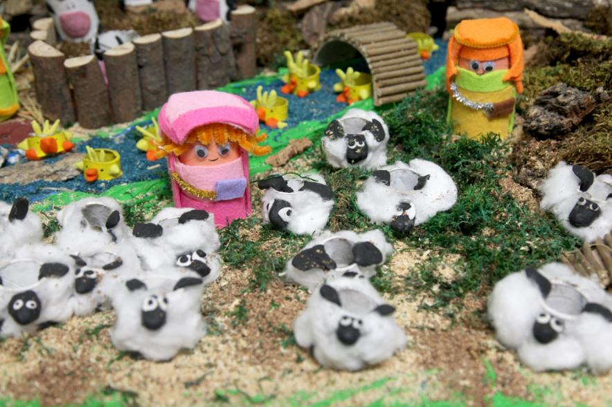 Pastora con ovejas al lado del río