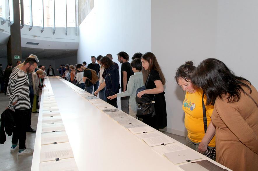 Inauguración Exposición de Juan del Junco "Never-Ending Handbook. Guía de las Aves de mi Mundo" - Imagen de personas mirando la exposición.