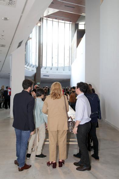 Inauguración Exposición de Juan del Junco "Never-Ending Handbook. Guía de las Aves de mi Mundo" - Imagen de personas asistentes a la inauguración.