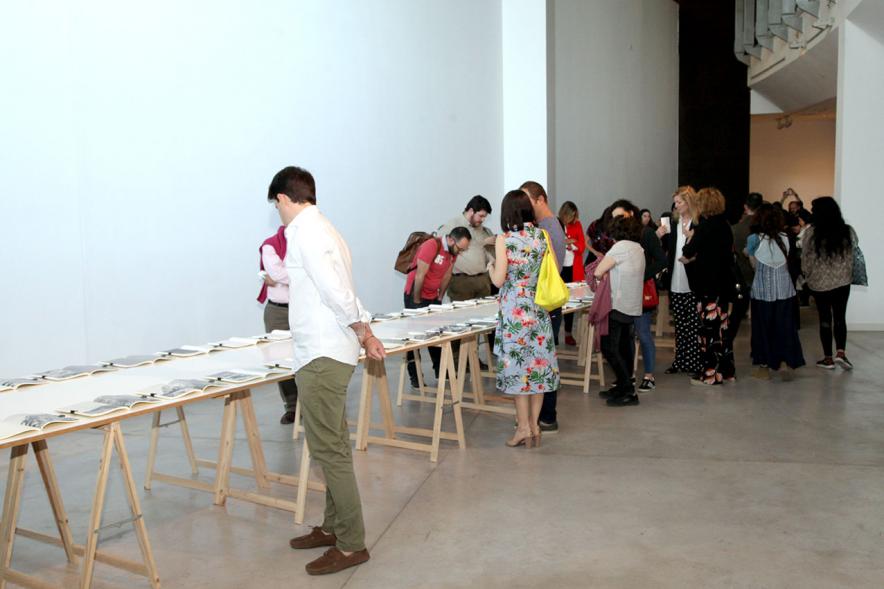 Inauguración Exposición de Juan del Junco "Never-Ending Handbook. Guía de las Aves de mi Mundo" - Imagen de personas mirando la exposición.