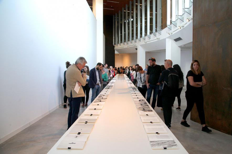 Inauguración Exposición de Juan del Junco "Never-Ending Handbook. Guía de las Aves de mi Mundo" - Imagen de personas mirando la exposición.