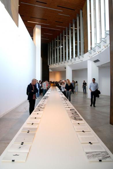 Inauguración Exposición de Juan del Junco "Never-Ending Handbook. Guía de las Aves de mi Mundo" - Imagen de personas mirando la exposición.