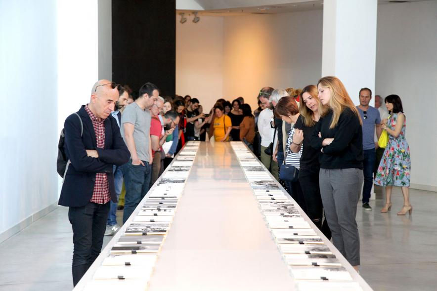 Inauguración Exposición de Juan del Junco "Never-Ending Handbook. Guía de las Aves de mi Mundo" - Imagen de personas mirando la exposición.