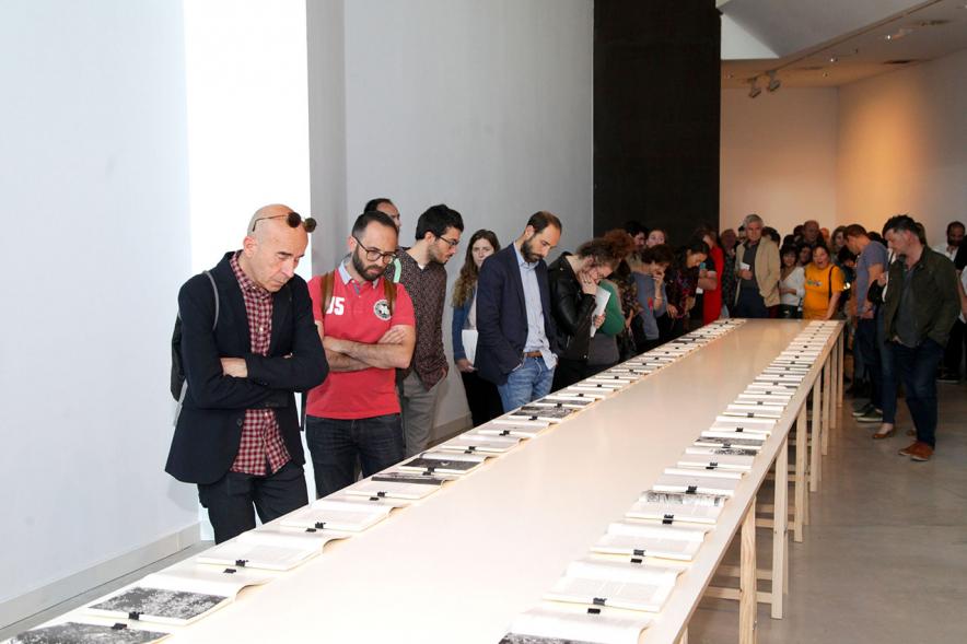 Inauguración Exposición de Juan del Junco "Never-Ending Handbook. Guía de las Aves de mi Mundo" - Imagen de personas mirando la exposición.