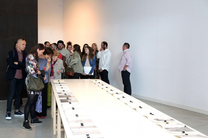 Inauguración Exposición de Juan del Junco "Never-Ending Handbook. Guía de las Aves de mi Mundo" - Imagen de personas mirando la exposición.