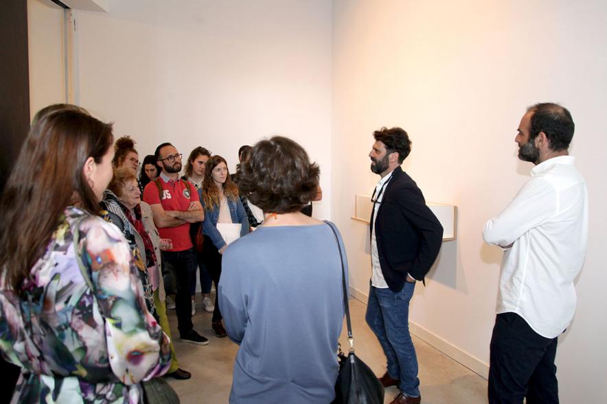 Inauguración Exposición de Juan del Junco "Never-Ending Handbook. Guía de las Aves de mi Mundo" - Imagen de personas asistentes a la exposición charlando con el artista.