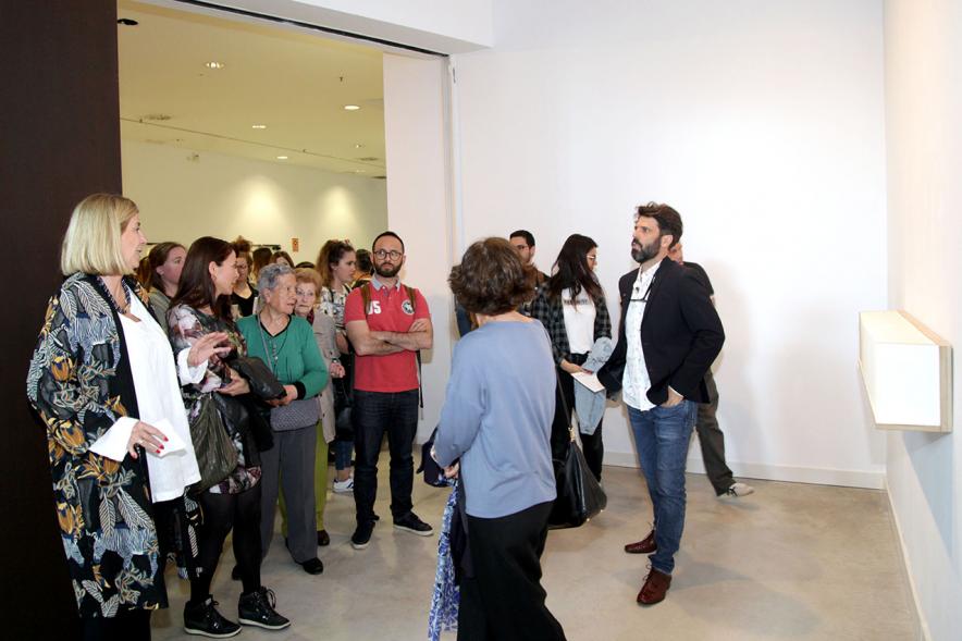 Inauguración Exposición de Juan del Junco "Never-Ending Handbook. Guía de las Aves de mi Mundo" - Imagen de personas asistentes a la exposición charlando con el artista.