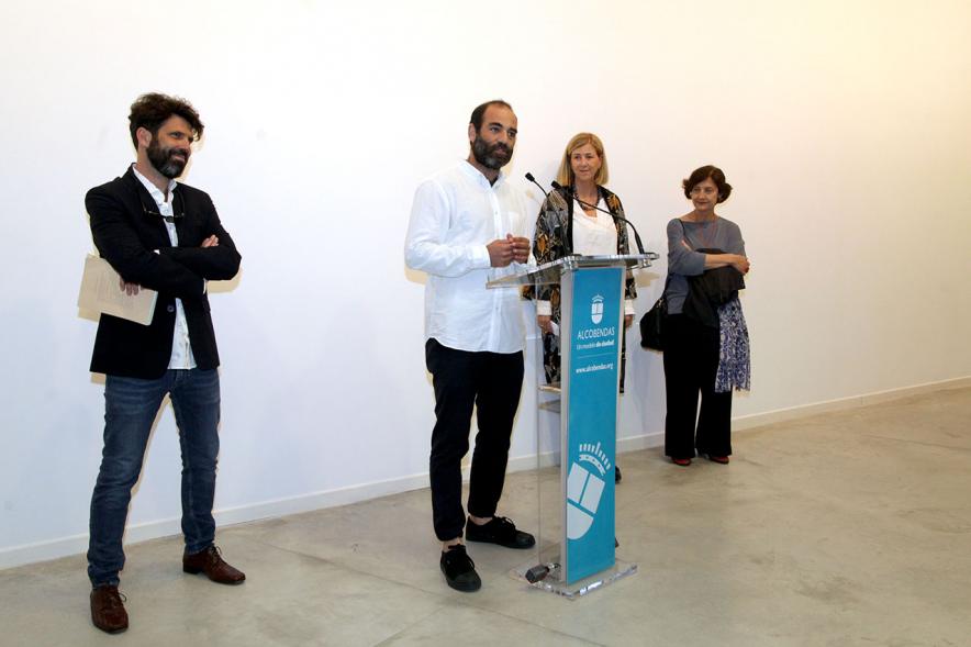 Inauguración Exposición de Juan del Junco "Never-Ending Handbook. Guía de las Aves de mi Mundo" - Imagen de un momento de la presentación de la exposición.