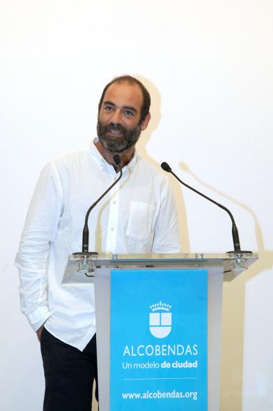 Inauguración Exposición de Juan del Junco "Never-Ending Handbook. Guía de las Aves de mi Mundo" - Imagen de un momento de la presentación de la exposición.