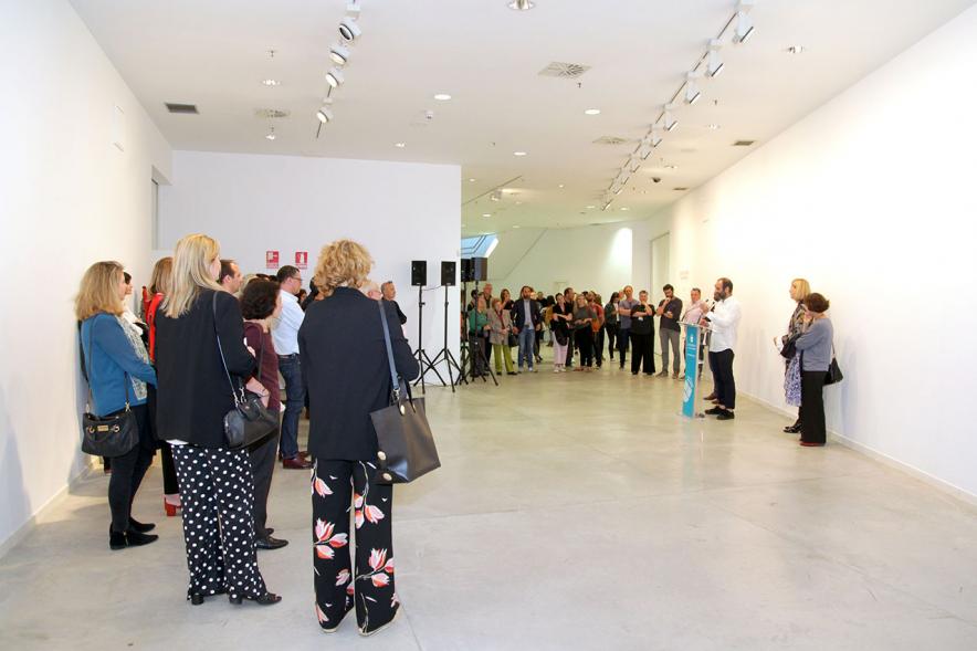 Inauguración Exposición de Juan del Junco "Never-Ending Handbook. Guía de las Aves de mi Mundo" - Imagen panorámica de personas asistentes a la inauguración.
