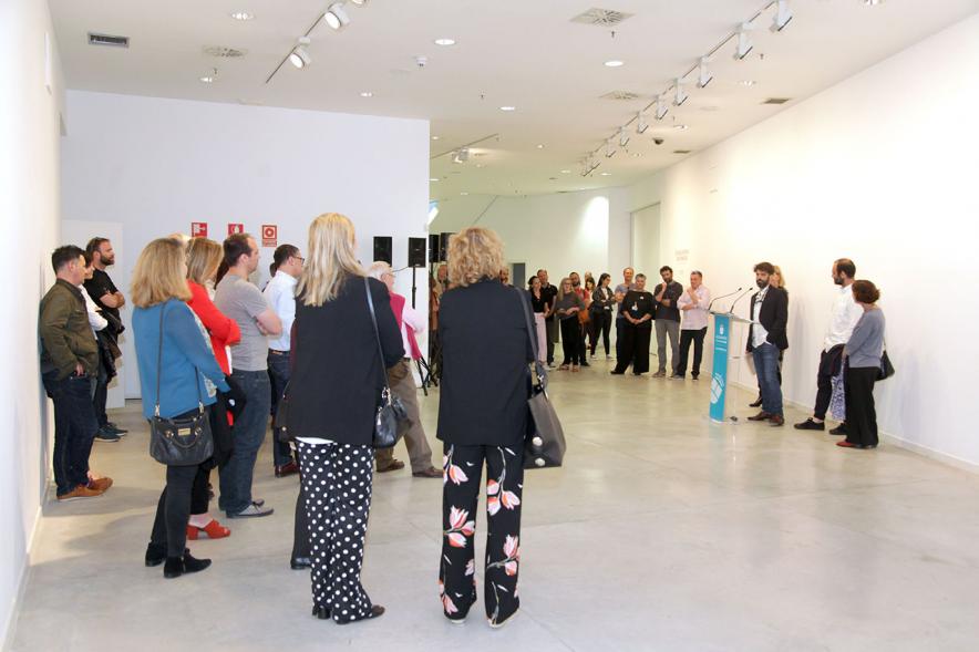 Inauguración Exposición de Juan del Junco "Never-Ending Handbook. Guía de las Aves de mi Mundo" - Imagen panorámica de personas asistentes a la inauguración.