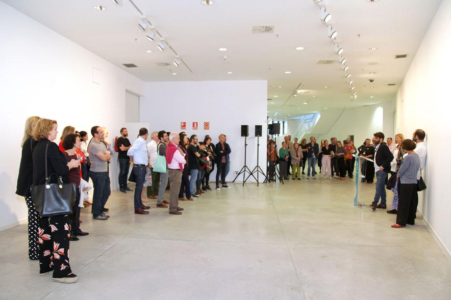 Inauguración Exposición de Juan del Junco "Never-Ending Handbook. Guía de las Aves de mi Mundo" - Imagen panorámica de personas asistentes a la inauguración.