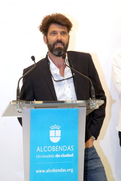 Inauguración Exposición de Juan del Junco "Never-Ending Handbook. Guía de las Aves de mi Mundo" - Imagen primer plano del artista Juan del Junco dirigiéndose al público asistente.