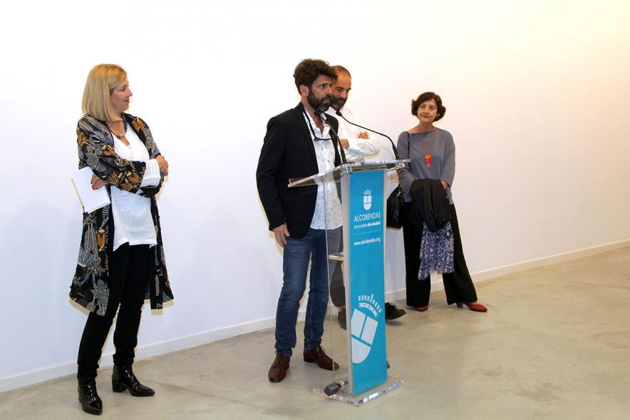 Inauguración Exposición de Juan del Junco "Never-Ending Handbook. Guía de las Aves de mi Mundo" - Imagen del artista Juan del Junco dirigiéndose al público asistente.