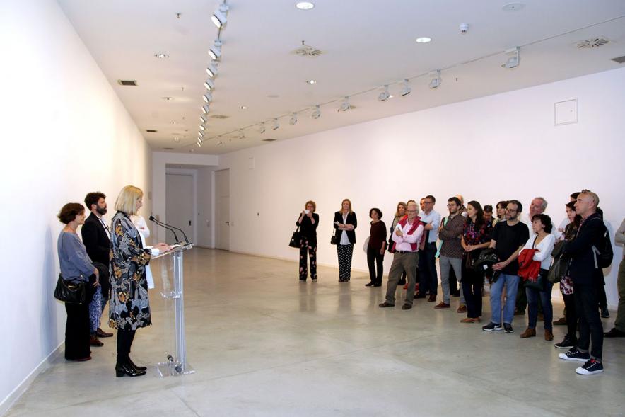 Inauguración Exposición de Juan del Junco "Never-Ending Handbook. Guía de las Aves de mi Mundo" - Imagen panorámica de personas asistentes a la inauguración.