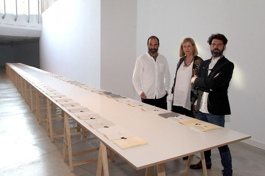 Inauguración Exposición de Juan del Junco "Never-Ending Handbook. Guía de las Aves de mi Mundo" - Imagen del artista y otras personas presentando la obra.
